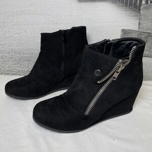 Kisses‎ Too Nicky Black Faux Suede Wedge Ankle Booties Zipper Detail Women's 9.5
